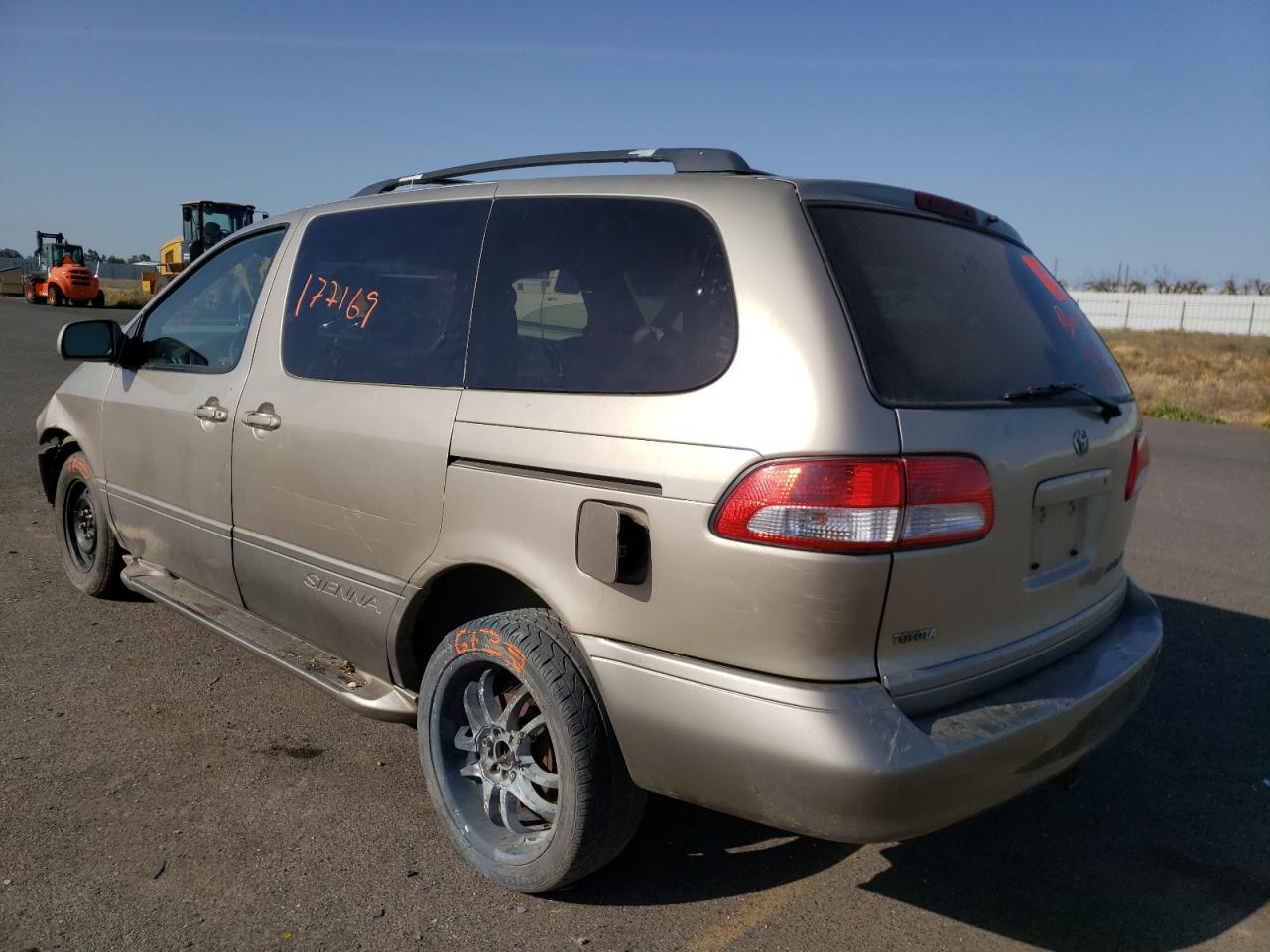 Photo 3 from auction – 2002 TOYOTA SIENNA LE with VIN 4T3ZF13CX2U433017