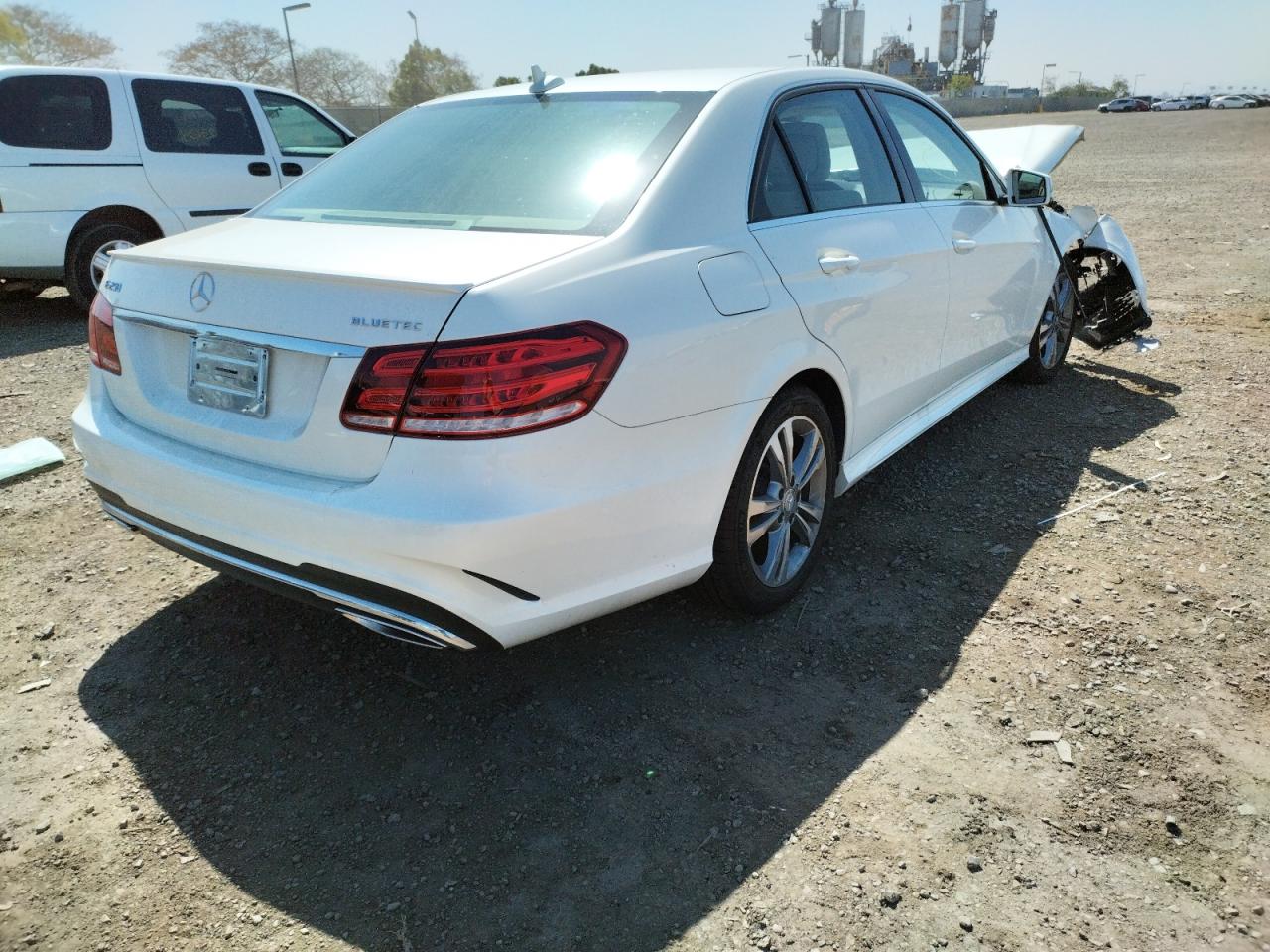 Photo 4 from auction – 2015 MERCEDES-BENZ E 250 BLUE with VIN WDDHF0EB8FB107831