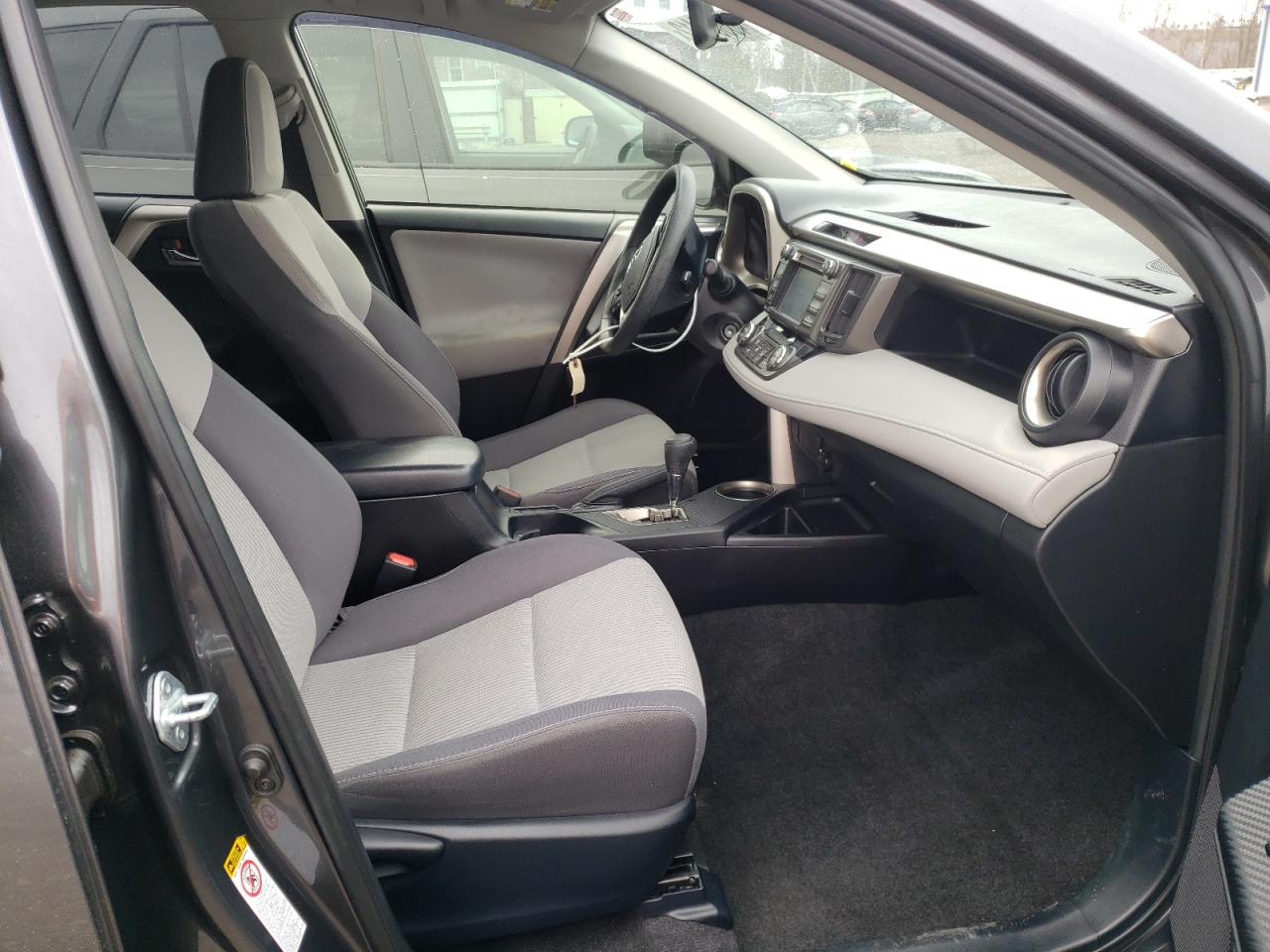 Photo 5 from auction – 2015 TOYOTA RAV4 XLE with VIN JTMRFREV9FD114353