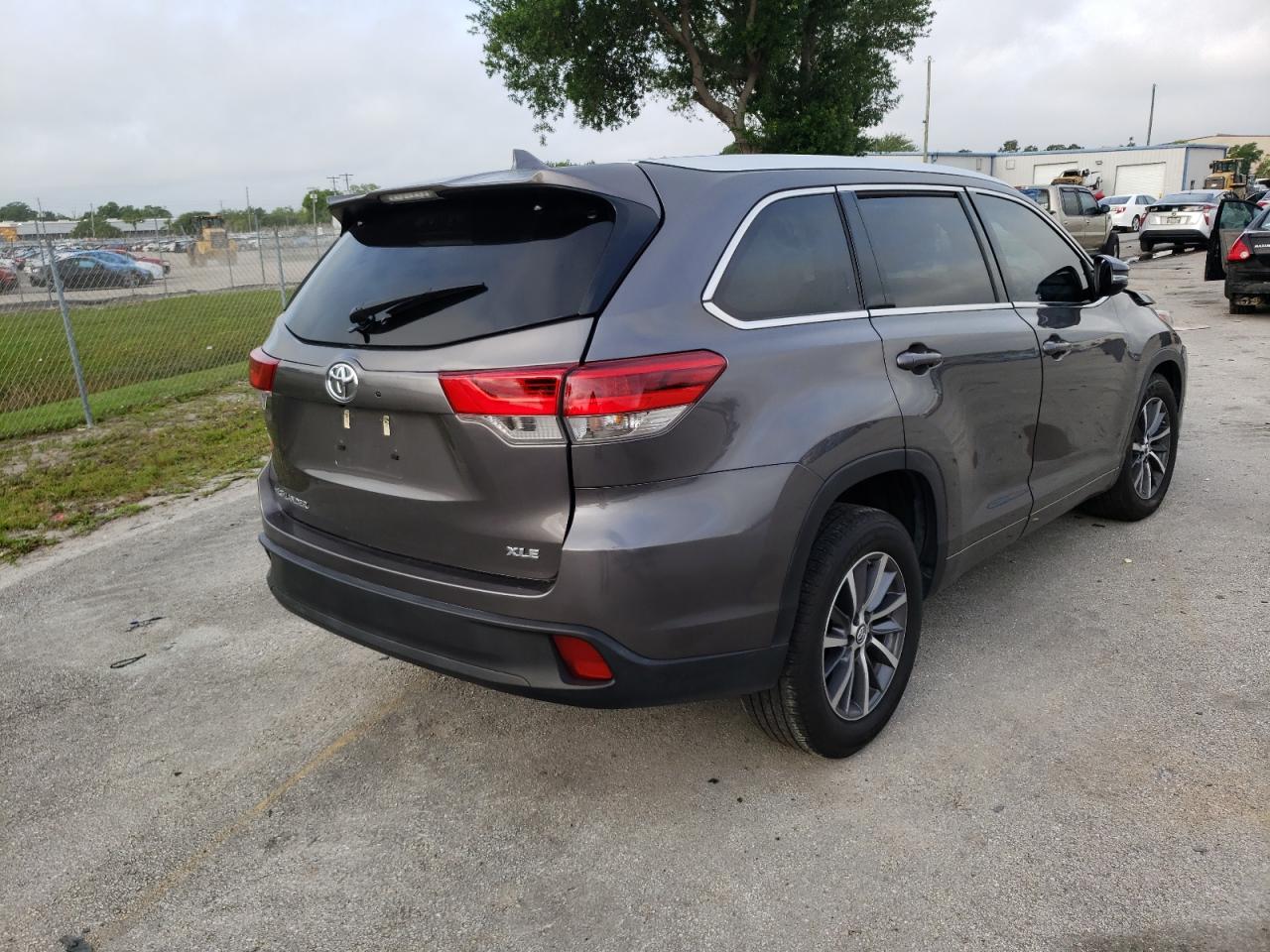 Photo 4 from auction – 2018 TOYOTA HIGHLANDER with VIN 5TDKZRFH7JS257199