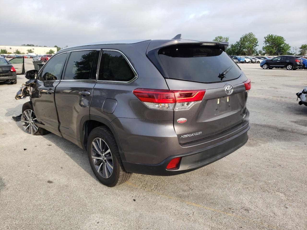 صورة رقم 3 من المزاد - 2018 TOYOTA HIGHLANDER مع VIN 5TDKZRFH7JS257199