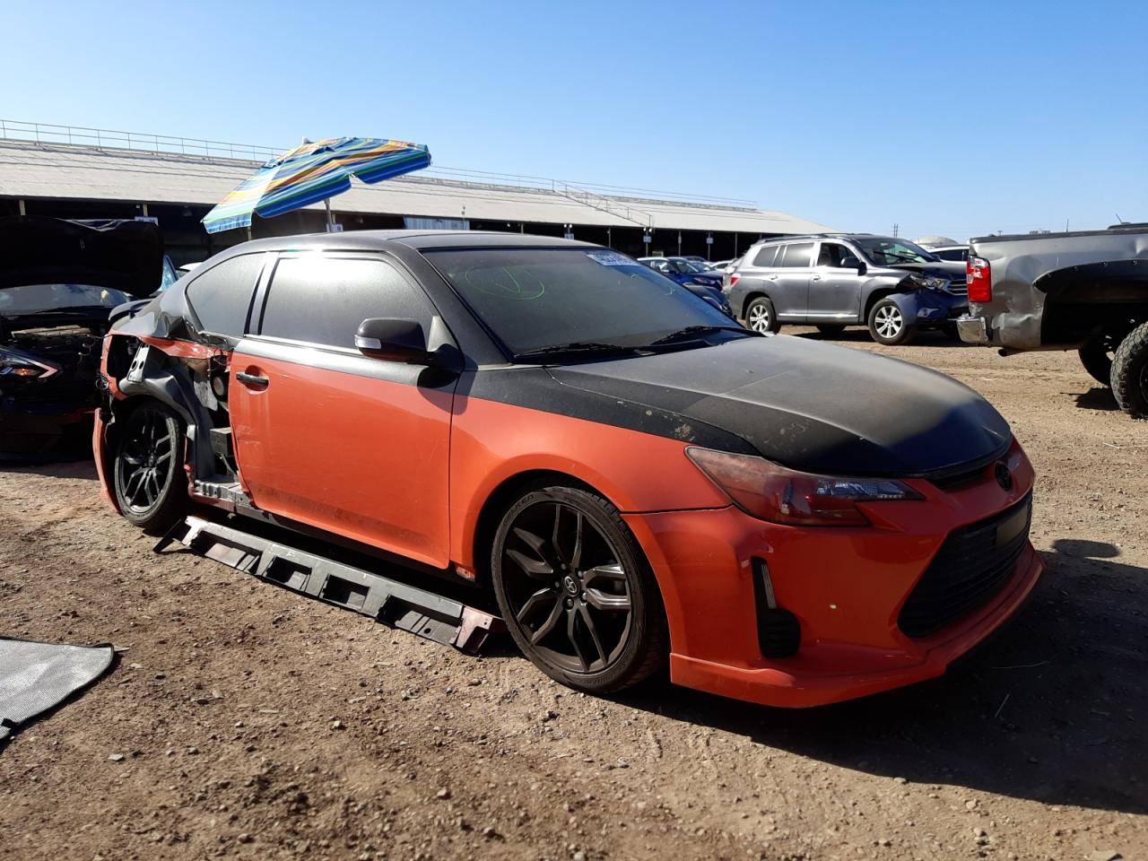 TOYOTA SCION TC 2015 مع رقم تعريف المركبة JTKJF5C75FJ005232 - صورة من المزاد