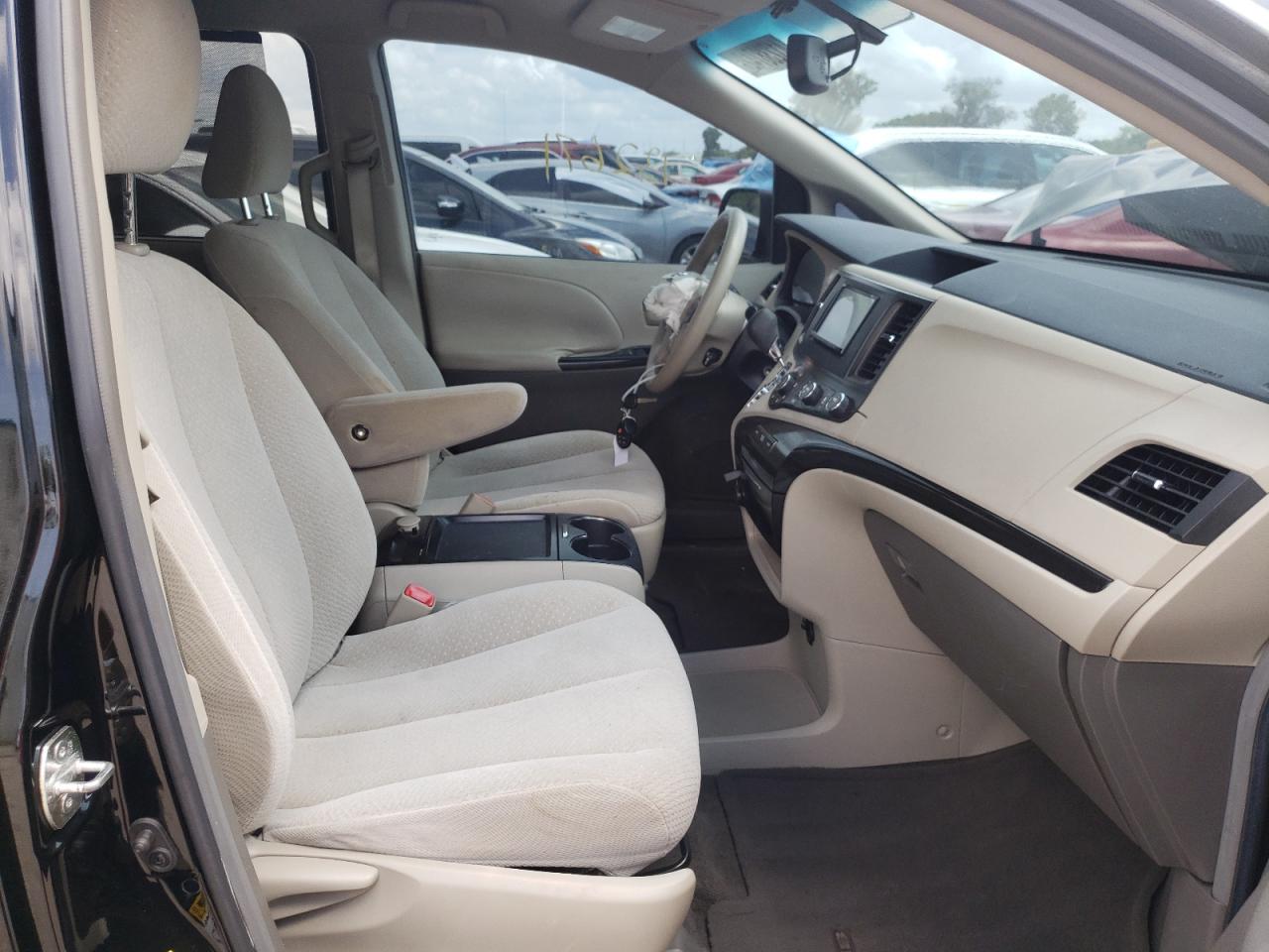 Photo 5 from auction – 2011 TOYOTA SIENNA LE with VIN 5TDKK3DCXBS004078