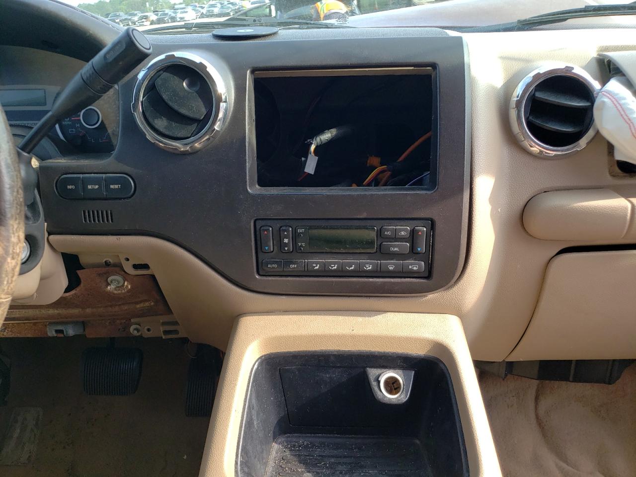 Zdjęcie 9 z aukcji – 2006 FORD EXPEDITION z VIN 1FMPU17576LA29573