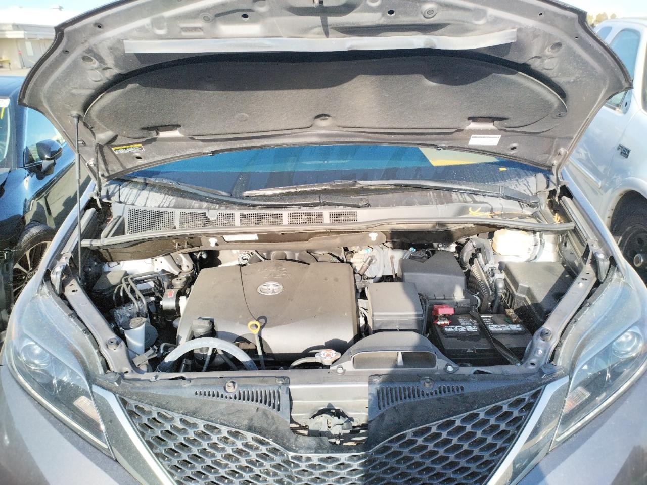 Photo 7 from auction – 2017 TOYOTA SIENNA SE with VIN 5TDXZ3DCXHS768586