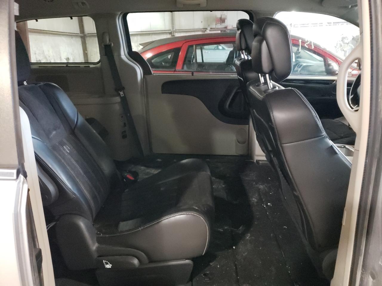 Photo 6 from auction – 2016 CHRYSLER TOWN & COU with VIN 2C4RC1JG1GR247317