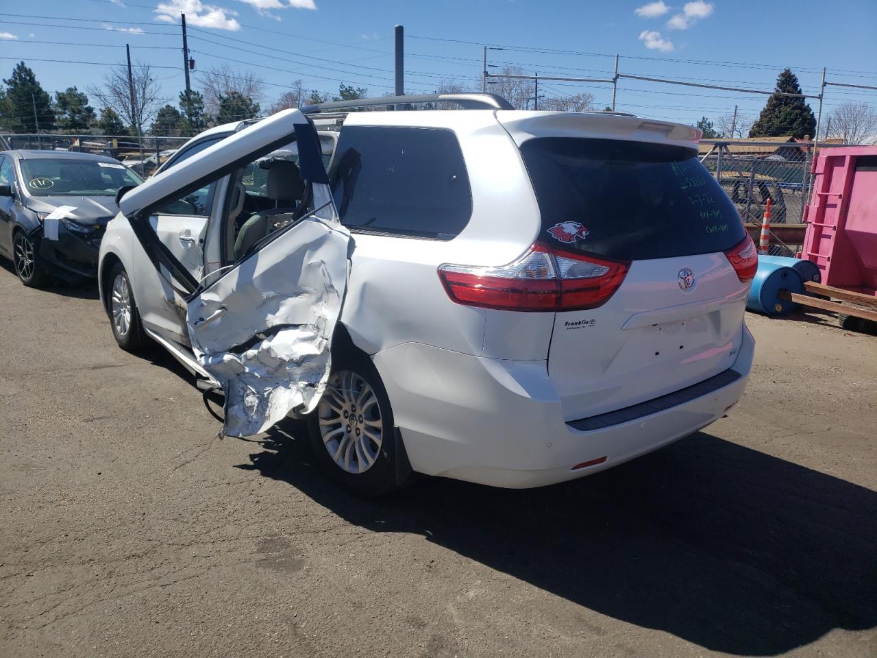 Photo 3 from auction – 2015 TOYOTA SIENNA XLE with VIN 5TDYK3DC9FS567137