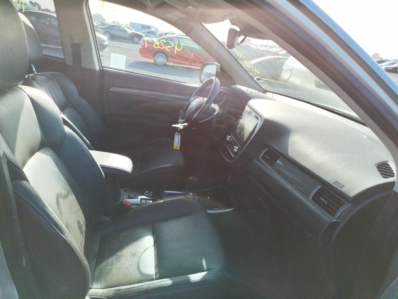 Photo 5 from auction – 2020 MITSUBISHI OUTLANDER with VIN JA4AZ3A36LZ035561