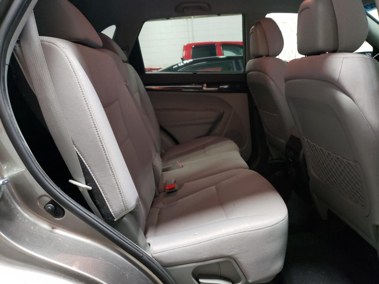 Photo 6 from auction – 2015 KIA SORENTO LX with VIN 5XYKTDA76FG653048