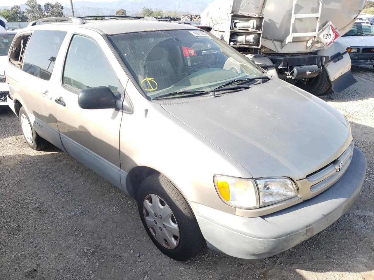 Photo 1 from auction – 2000 TOYOTA SIENNA CE with VIN 4T3GF19C6YU261947