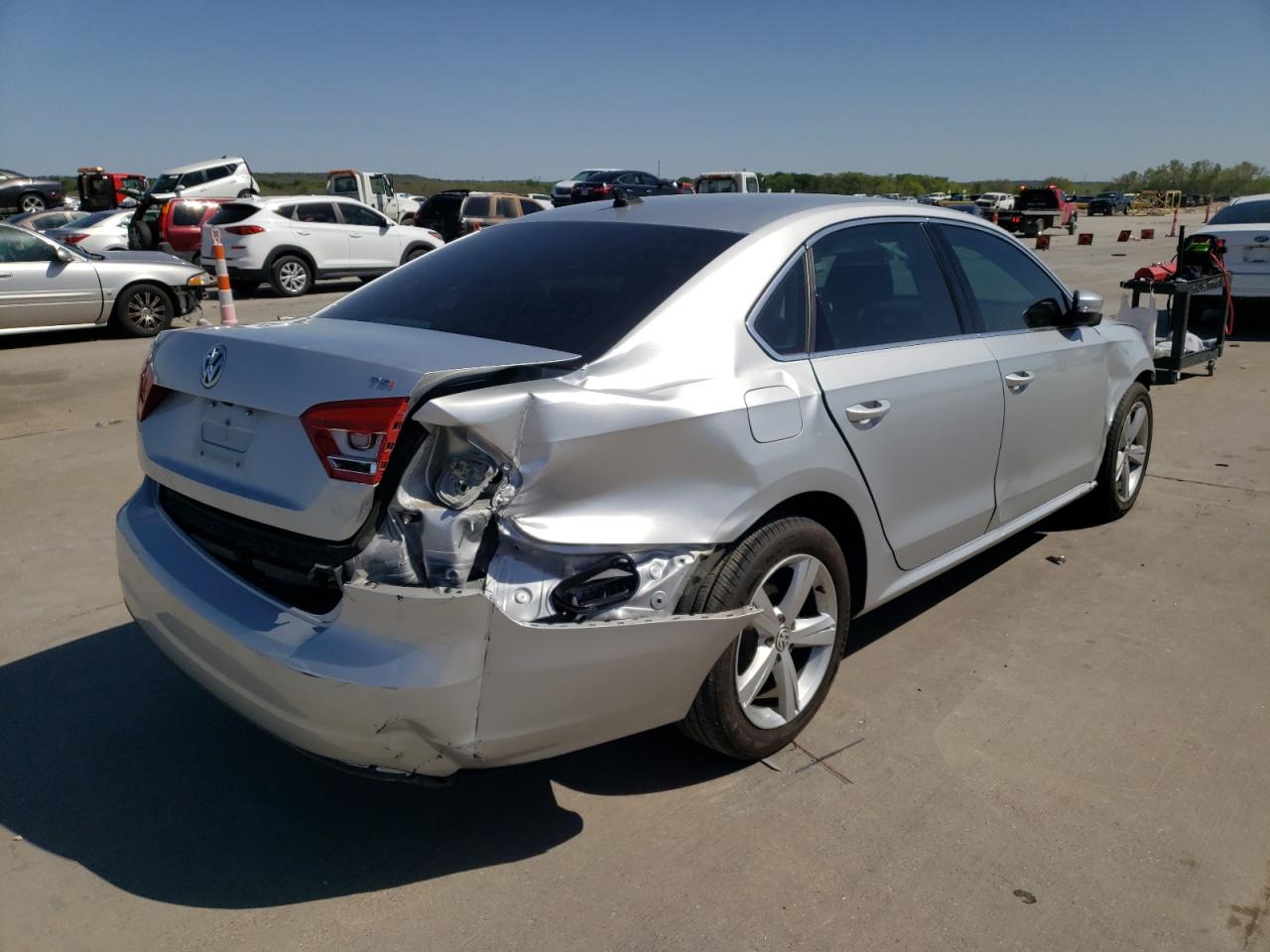 Photo 4 from auction – 2015 VOLKSWAGEN PASSAT S with VIN 1VWAT7A33FC117363