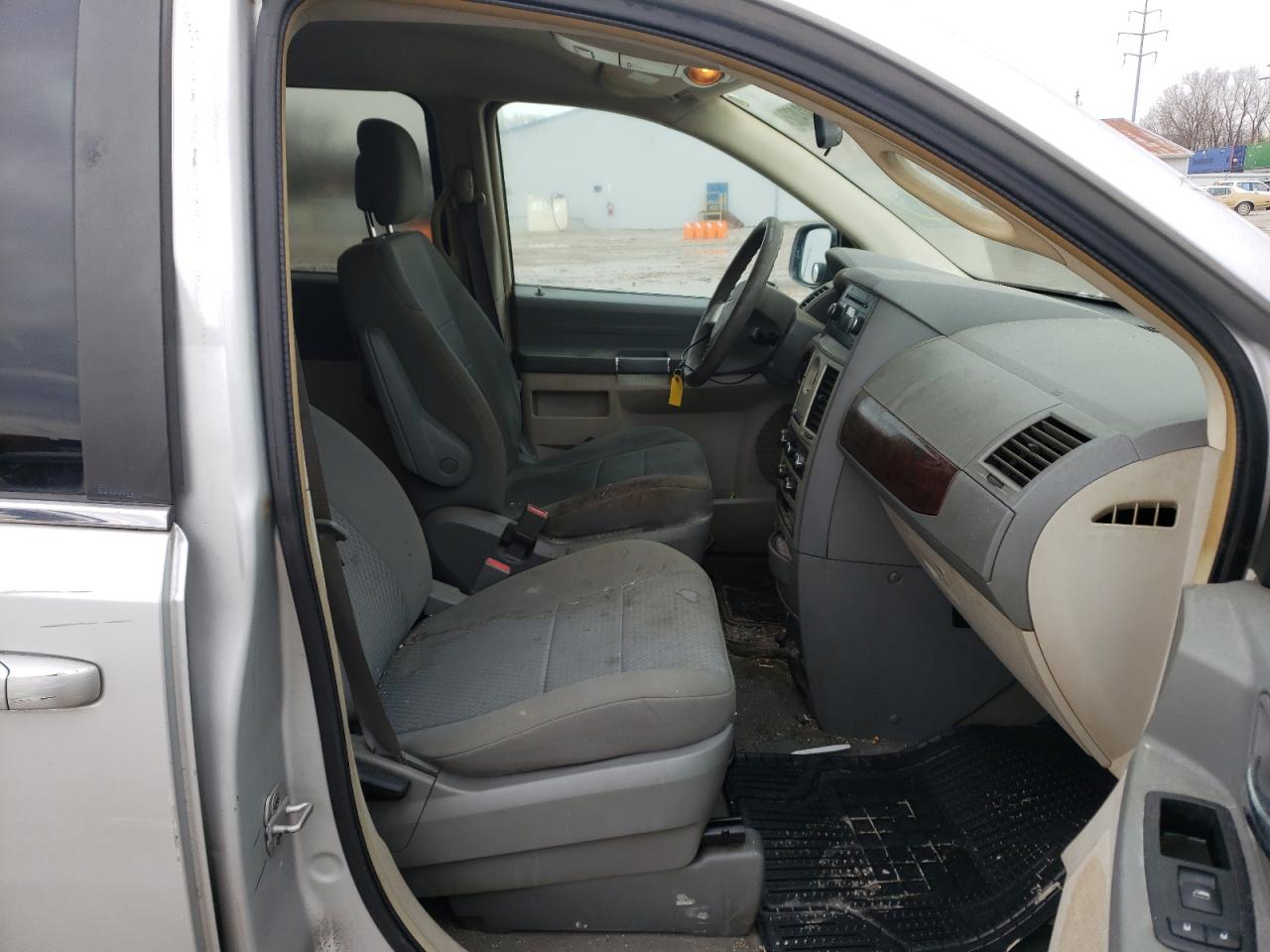 Photo 5 from auction – 2010 CHRYSLER TOWN & COU with VIN 2A4RR2D18AR321961