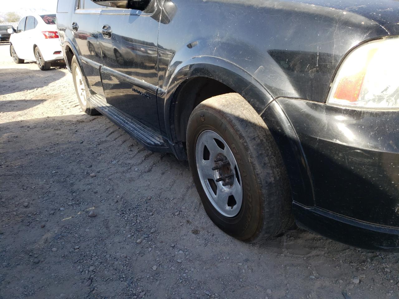 Photo 9 from auction – 2005 LINCOLN NAVIGATOR with VIN 5LMFU27575LJ08822