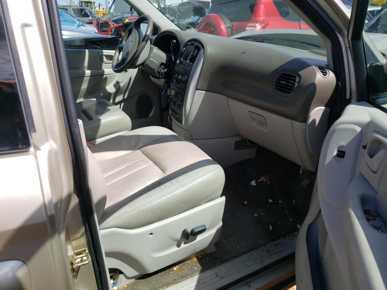 Photo 5 from auction – 2005 CHRYSLER TOWN & COU with VIN 2C4GP54L05R444326