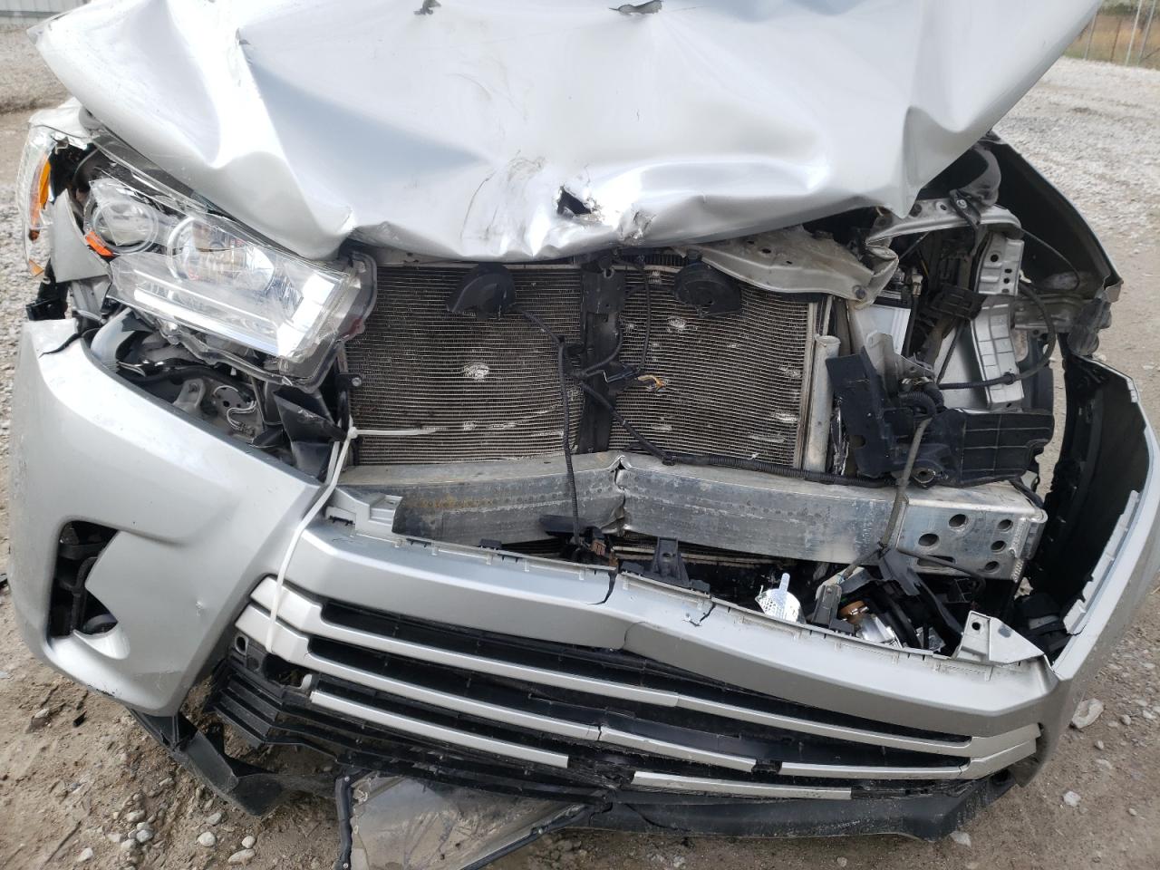 Photo 9 from auction – 2018 TOYOTA HIGHLANDER with VIN 5TDZZRFH8JS247733