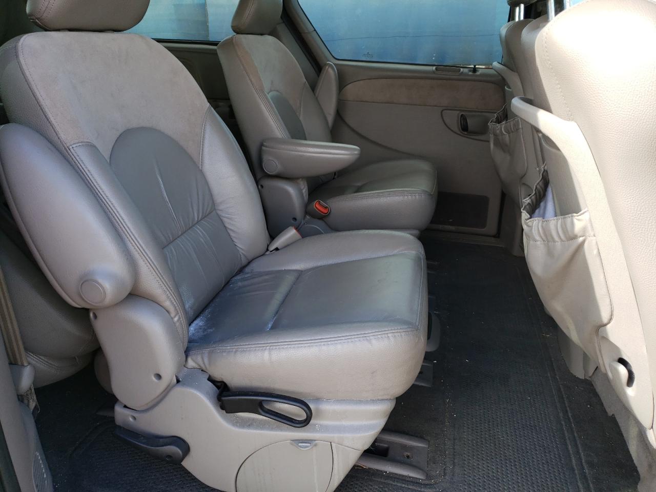 Photo 6 from auction – 2003 CHRYSLER TOWN & COU with VIN 2C8GT64L33R207648