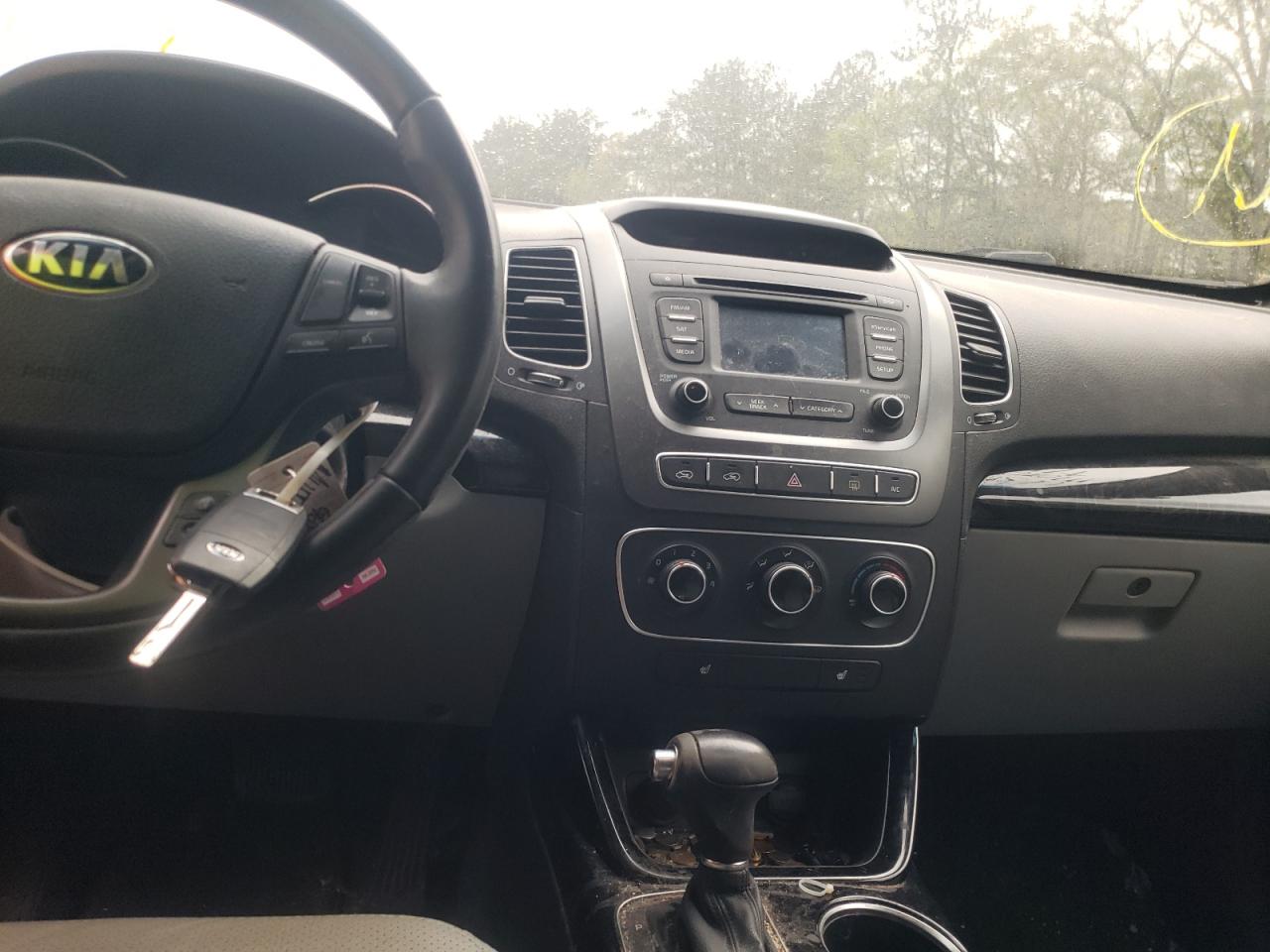 Photo 9 from auction – 2015 KIA SORENTO LX with VIN 5XYKT3A61FG644971