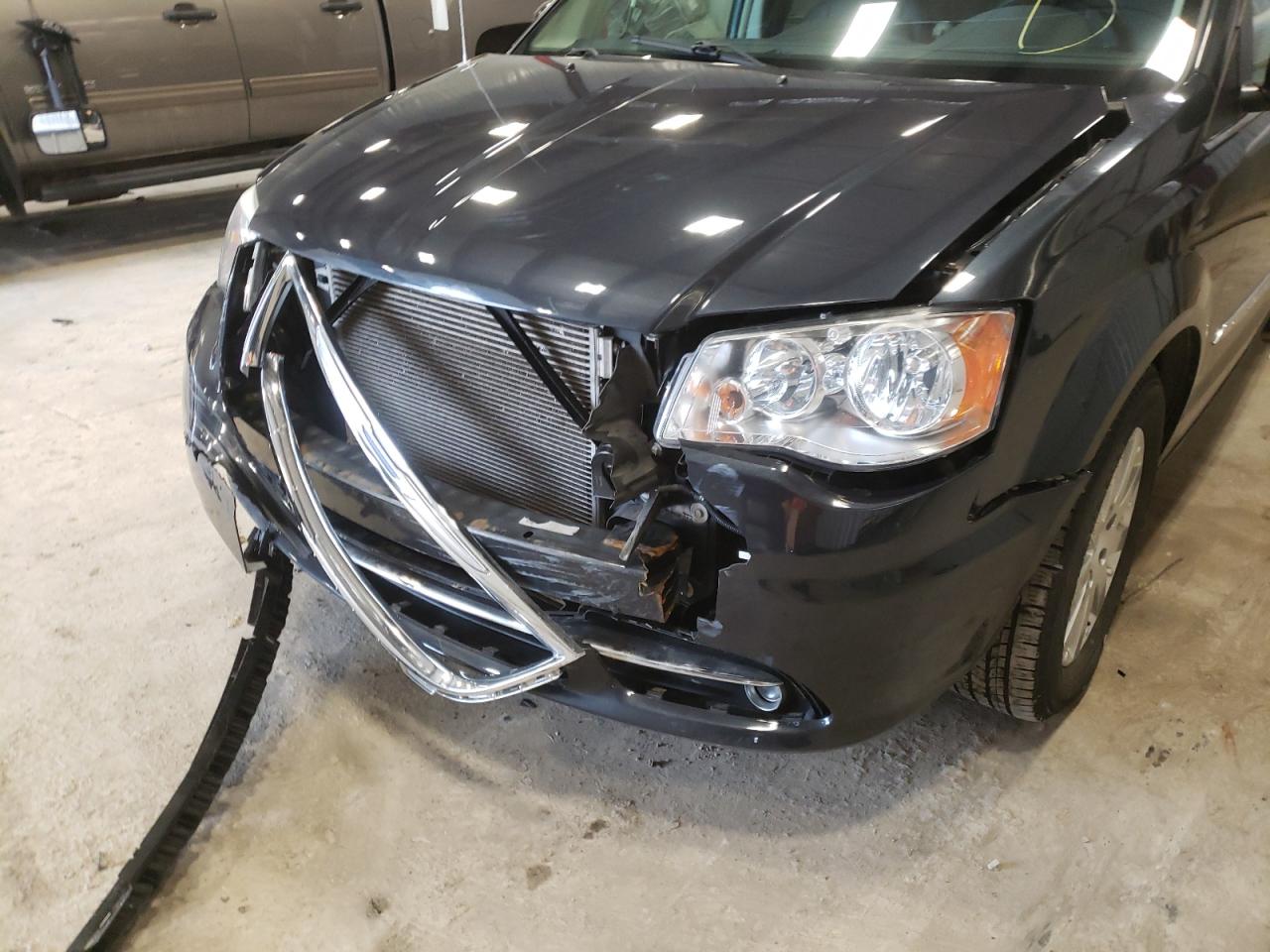 Photo 9 from auction – 2014 CHRYSLER TOWN & COU with VIN 2C4RC1BG4ER440590