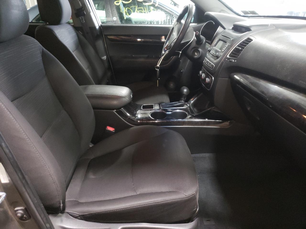Photo 5 from auction – 2014 KIA SORENTO LX with VIN 5XYKTCA64EG427204