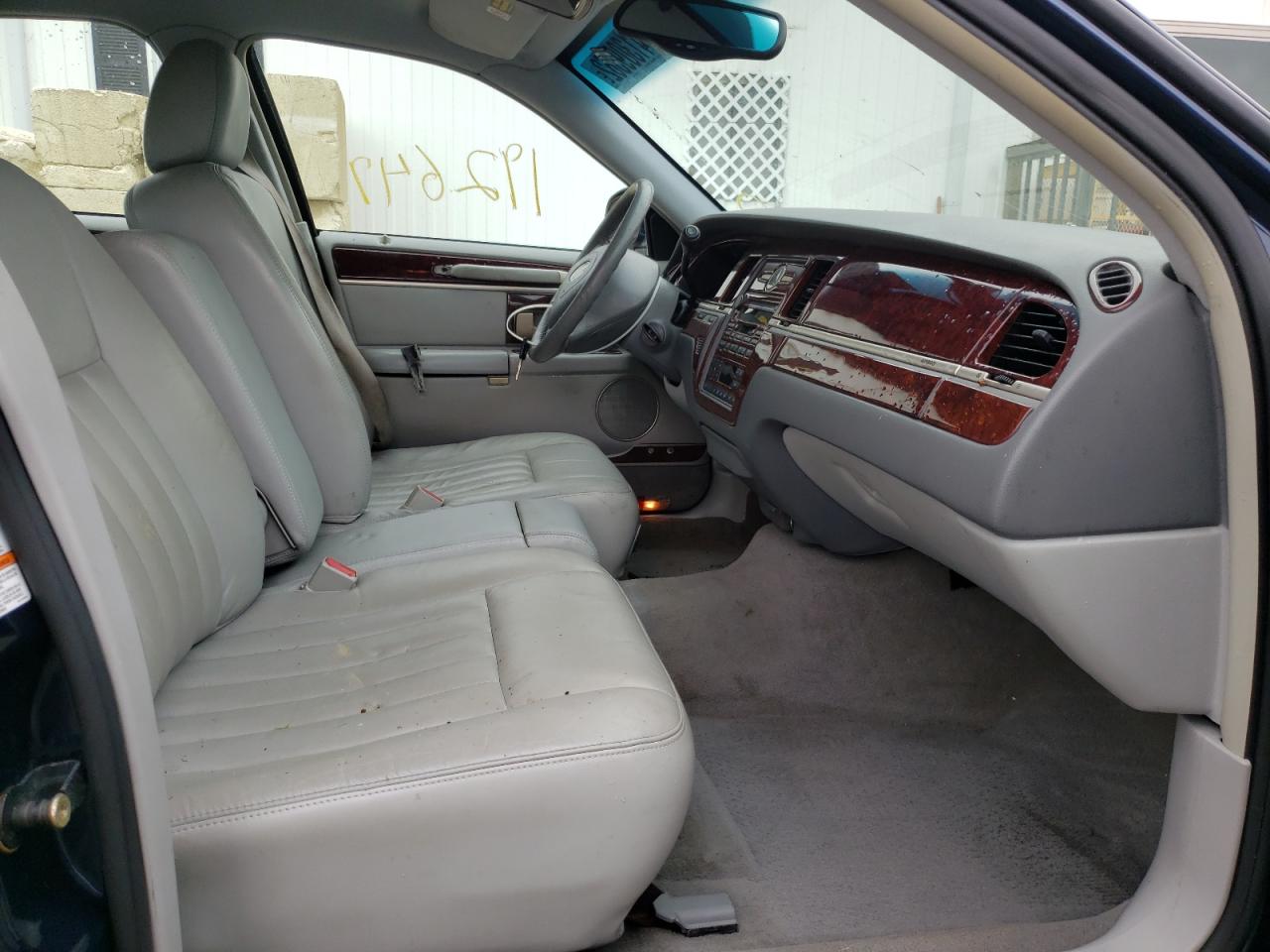 Photo 5 from auction – 2004 LINCOLN TOWN CAR E with VIN 1LNHM81W64Y625840