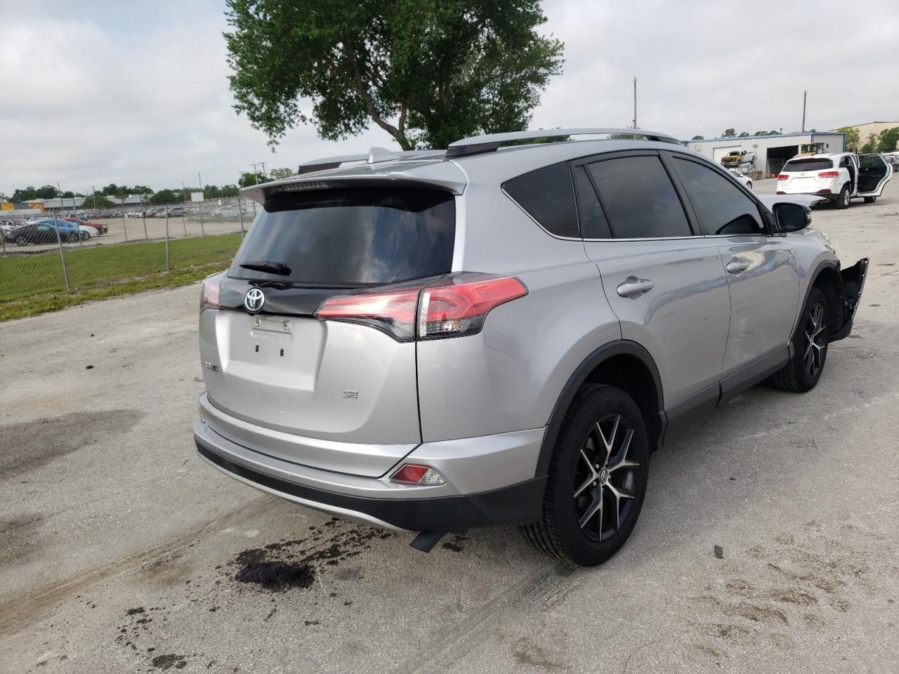 Photo 4 from auction – 2018 TOYOTA RAV4 SE with VIN JTMNFREV0JD114913
