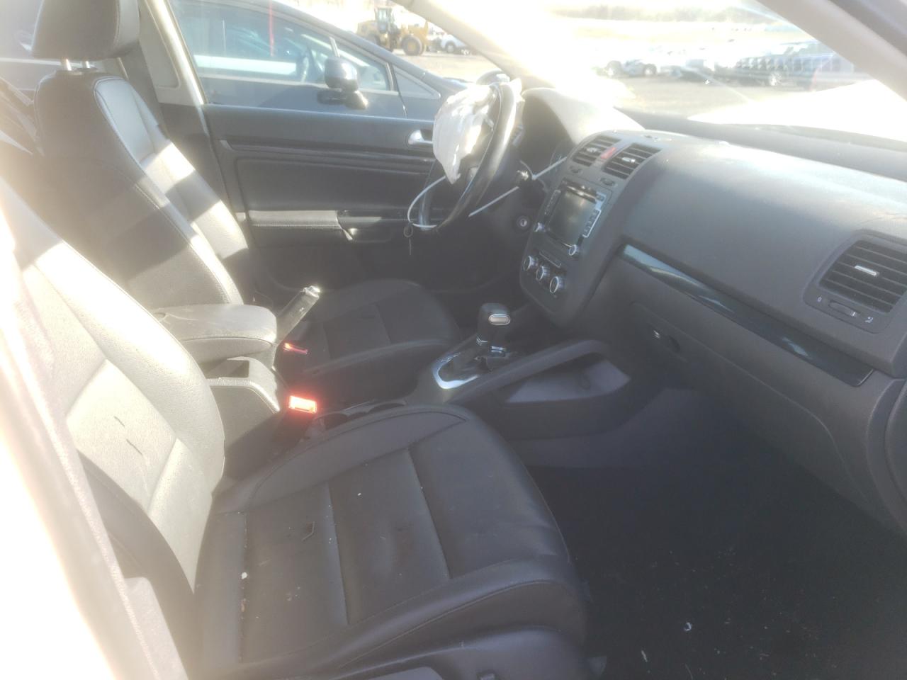 Photo 5 from auction – 2010 VOLKSWAGEN JETTA WOLF with VIN 3VWRJ7AJ8AM154682