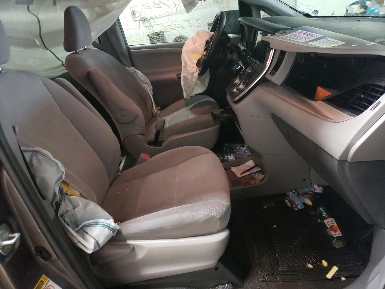 Photo 5 from auction – 2015 TOYOTA SIENNA with VIN 5TDZK3DC8FS581762