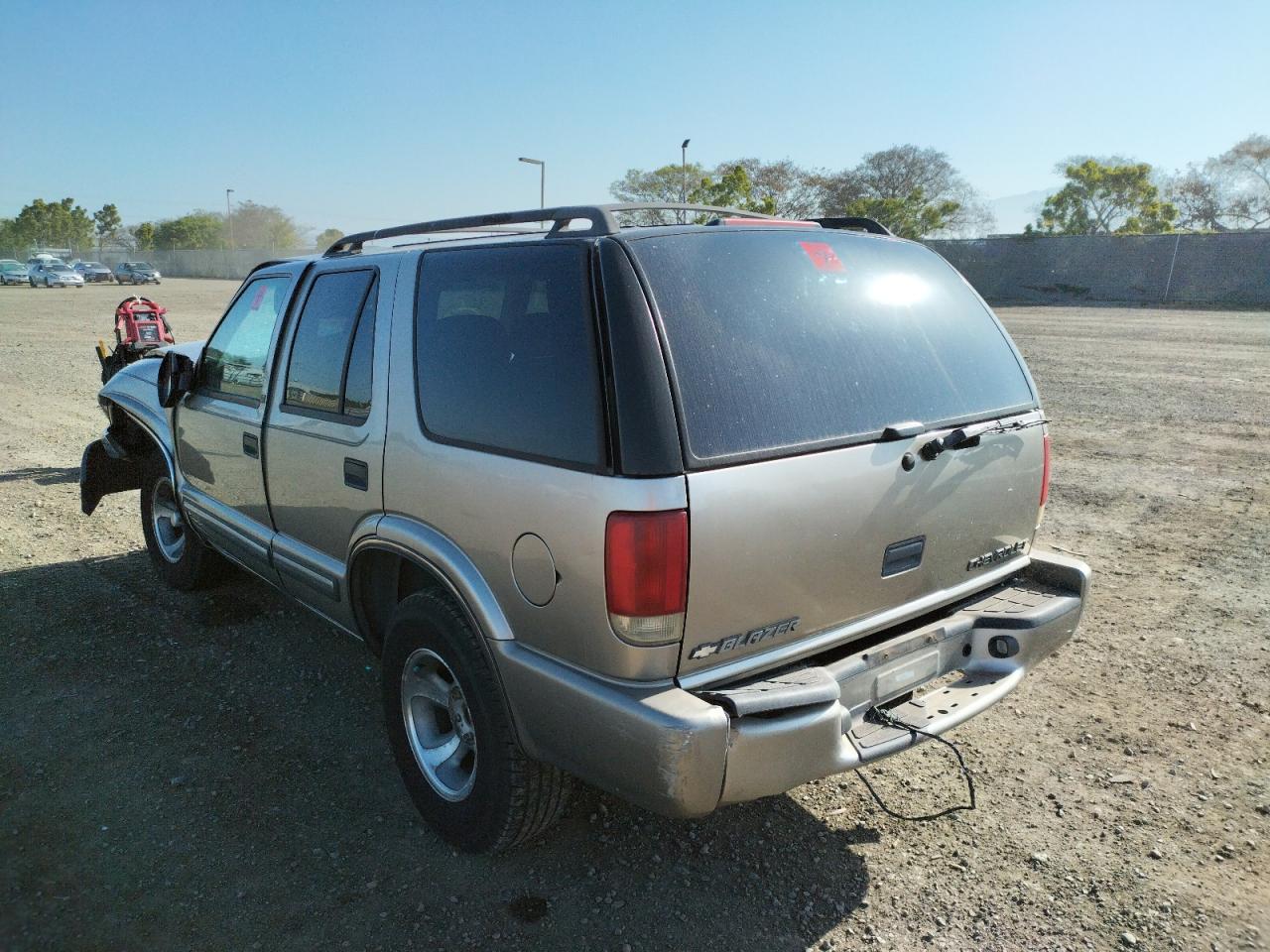 Photo 3 from auction – 2000 CHEVROLET BLAZER with VIN 1GNCS13W3Y2282526