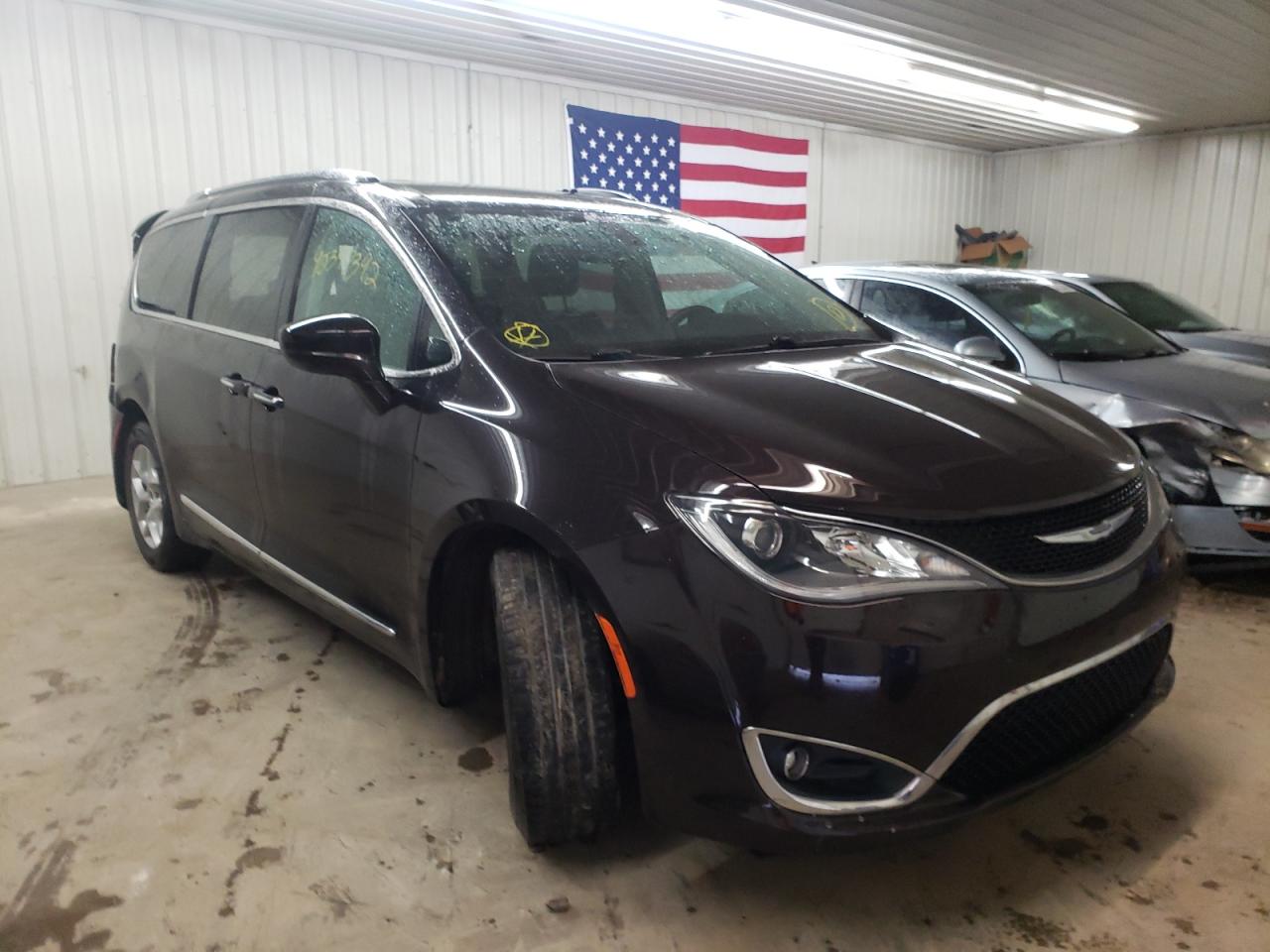 CHRYSLER PACIFICA T 2017 with VIN 2C4RC1EGXHR660171 - Photo from auction