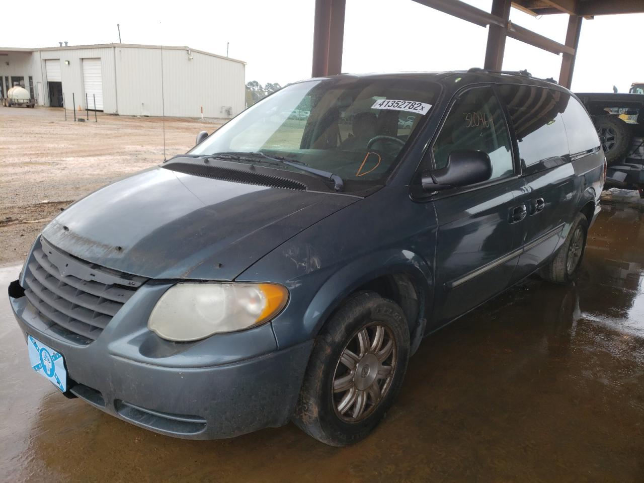 Photo 2 from auction – 2005 CHRYSLER TOWN & COU with VIN 2C4GP54L55R128033