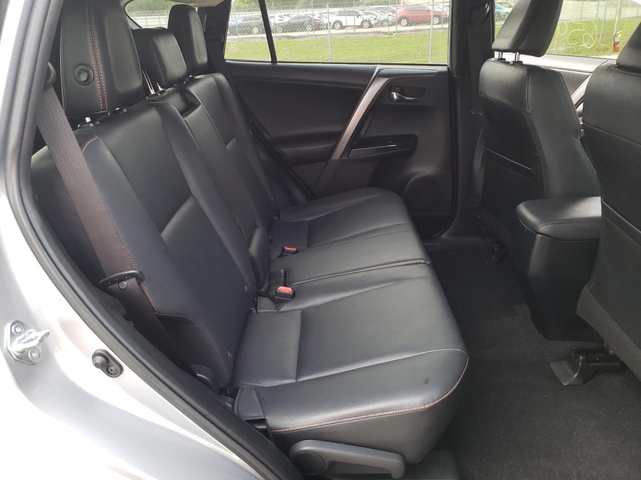 Photo 6 from auction – 2018 TOYOTA RAV4 SE with VIN JTMNFREV0JD114913