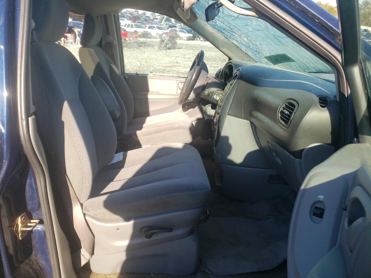 Photo 5 from auction – 2005 DODGE GRAND CARA with VIN 2D4GP44L95R437467