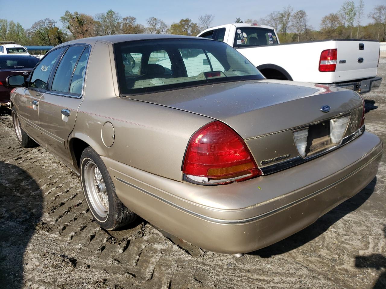 Photo 3 from auction – 2000 FORD CROWN VICT with VIN 2FAFP74W9YX155811