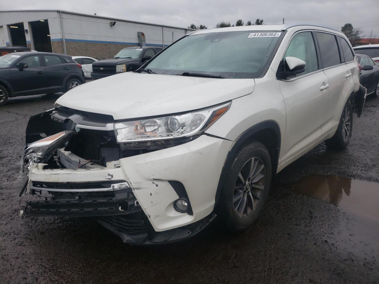 Photo 2 from auction – 2018 TOYOTA HIGHLANDER with VIN 5TDJZRFH8JS525396