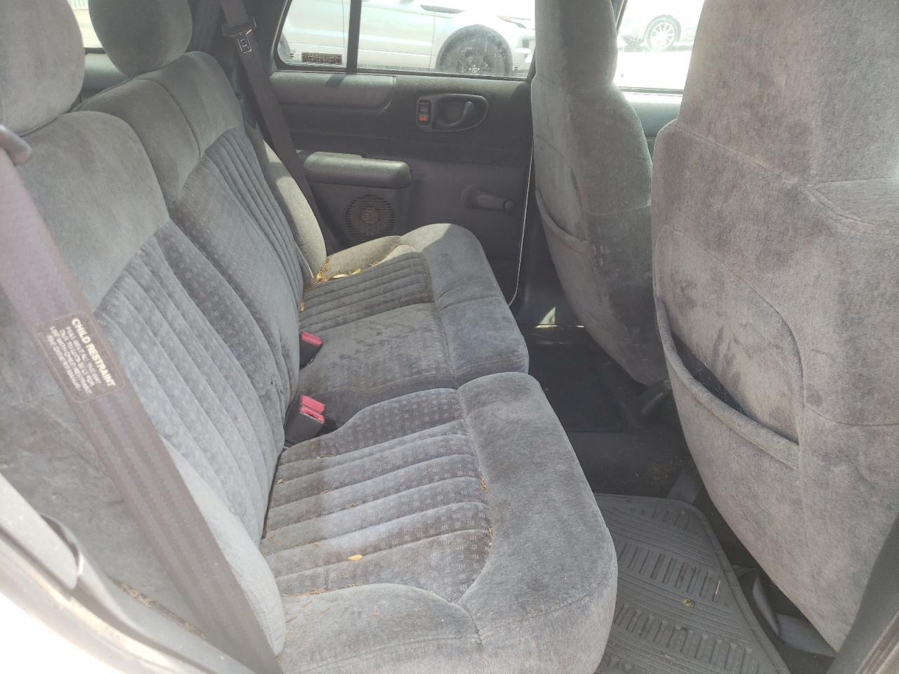 Photo 6 from auction – 2001 CHEVROLET BLAZER with VIN 1GNCS13W11K263365
