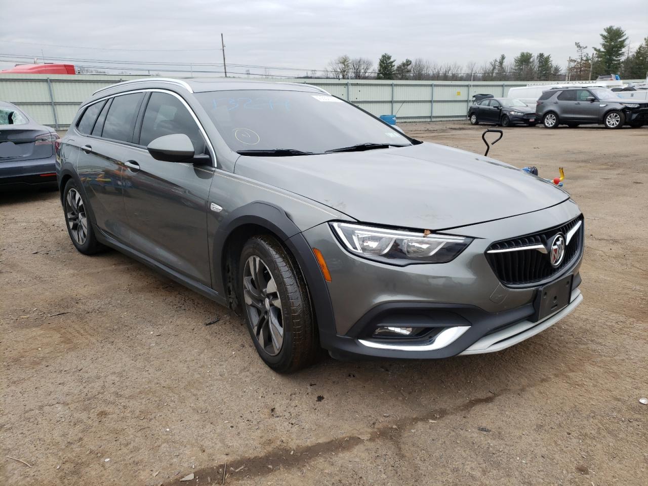 BUICK REGAL TOUR 2018 with VIN W04GU8SX3J1176946 - Photo from auction