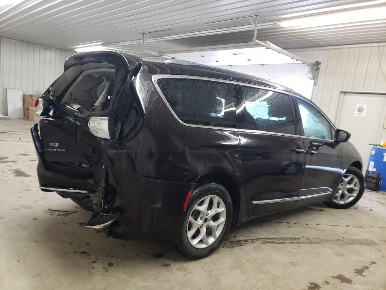 Photo 4 from auction – 2017 CHRYSLER PACIFICA T with VIN 2C4RC1EGXHR660171