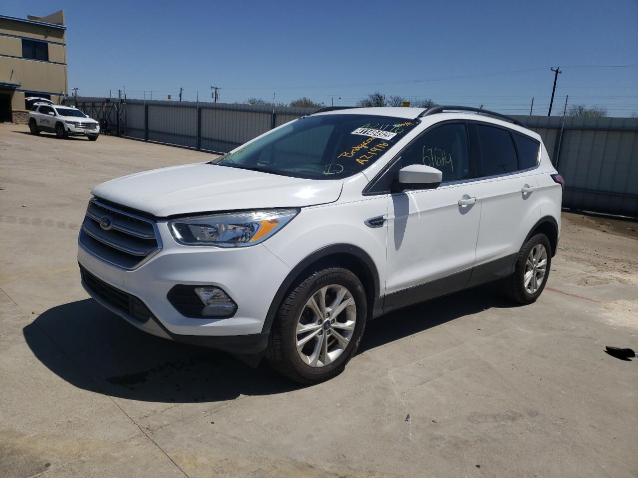 Photo 2 from auction – 2018 FORD ESCAPE SE with VIN 1FMCU9GD1JUA21976
