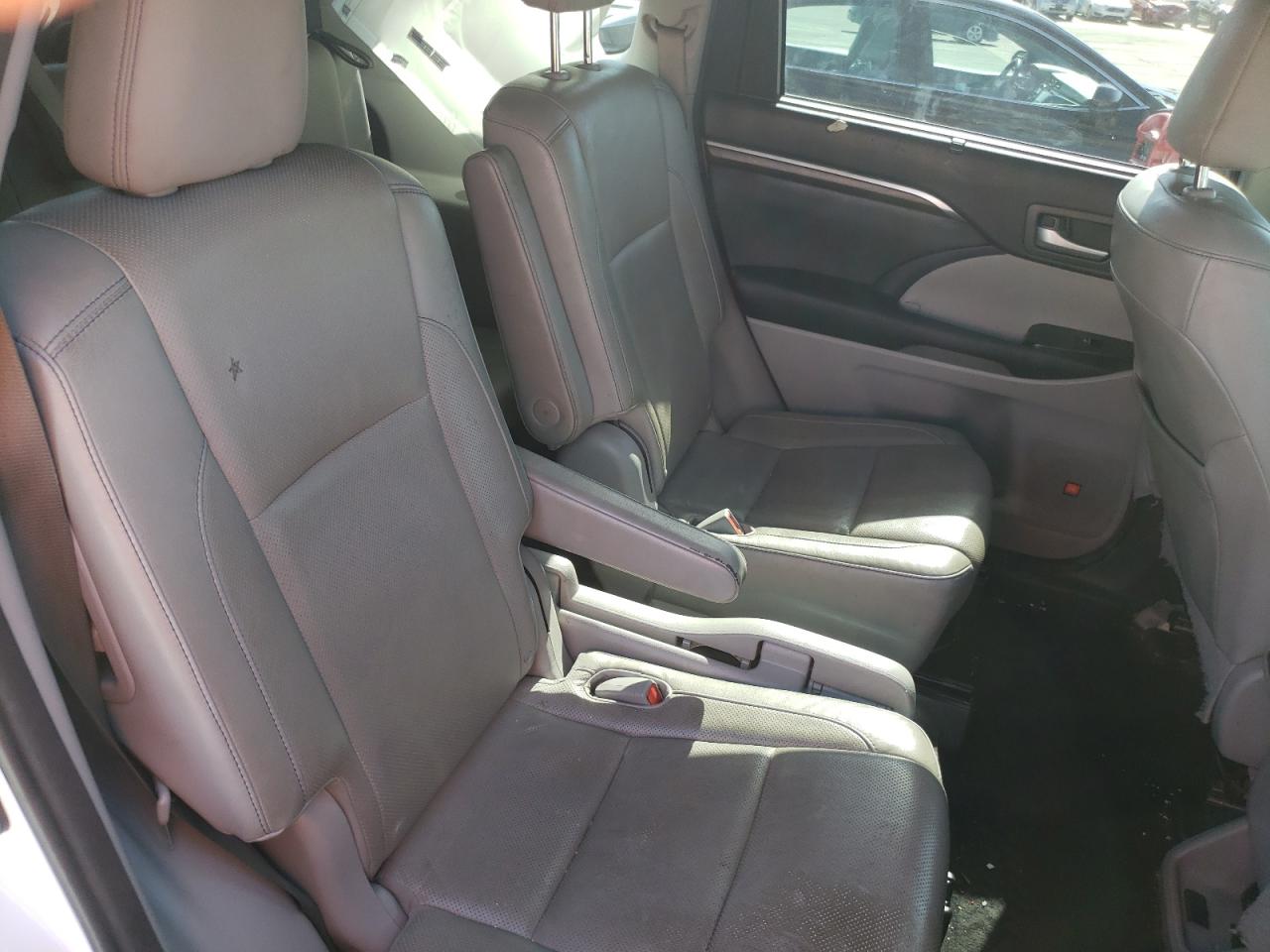 Photo 6 from auction – 2014 TOYOTA HIGHLANDER with VIN 5TDYKRFH6ES032843