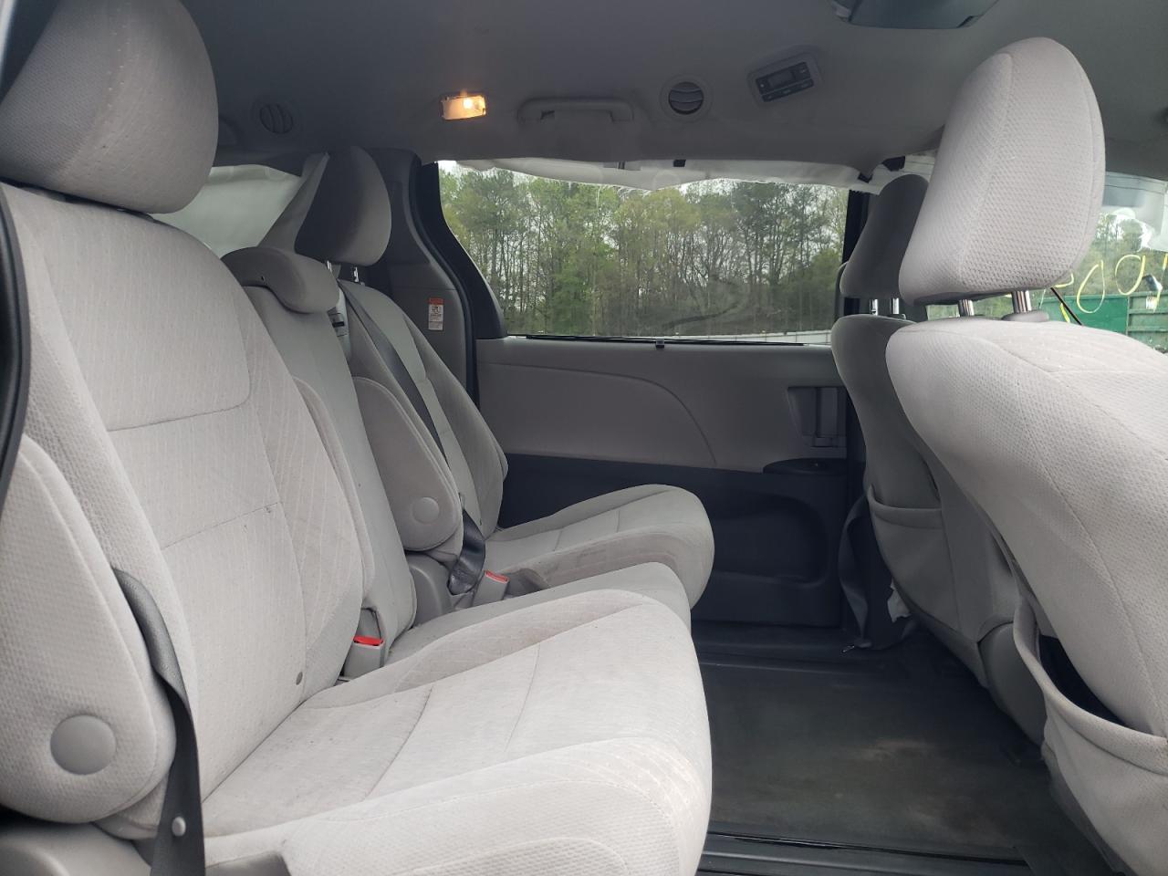 Photo 6 from auction – 2017 TOYOTA SIENNA LE with VIN 5TDKZ3DC3HS769623