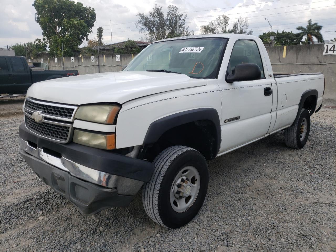 Photo 2 from auction – 2005 CHEVROLET SILVERADO with VIN 1GCHC24UX5E342200