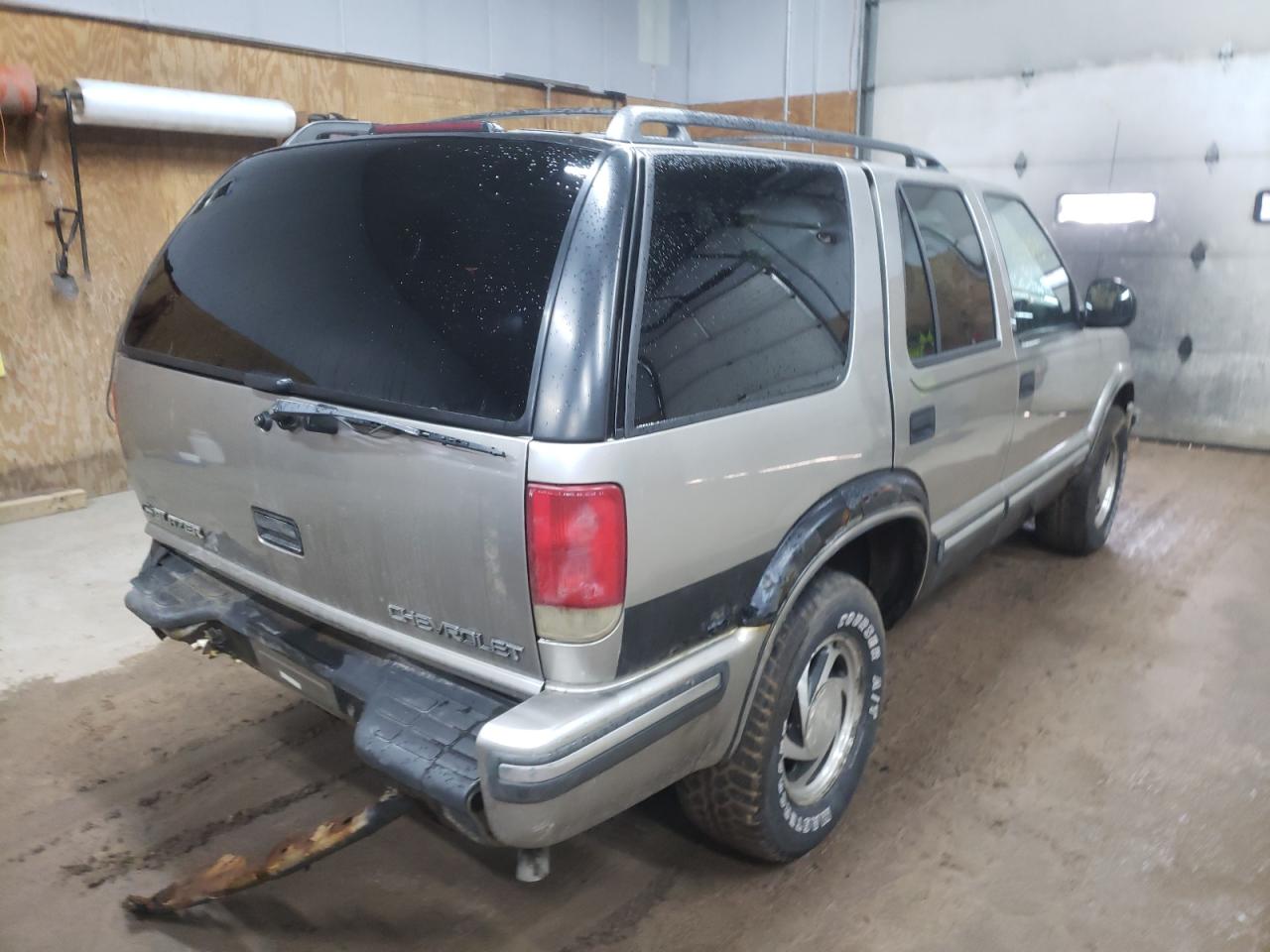 Photo 4 from auction – 1998 CHEVROLET BLAZER with VIN 1GNDT13W0W2222508