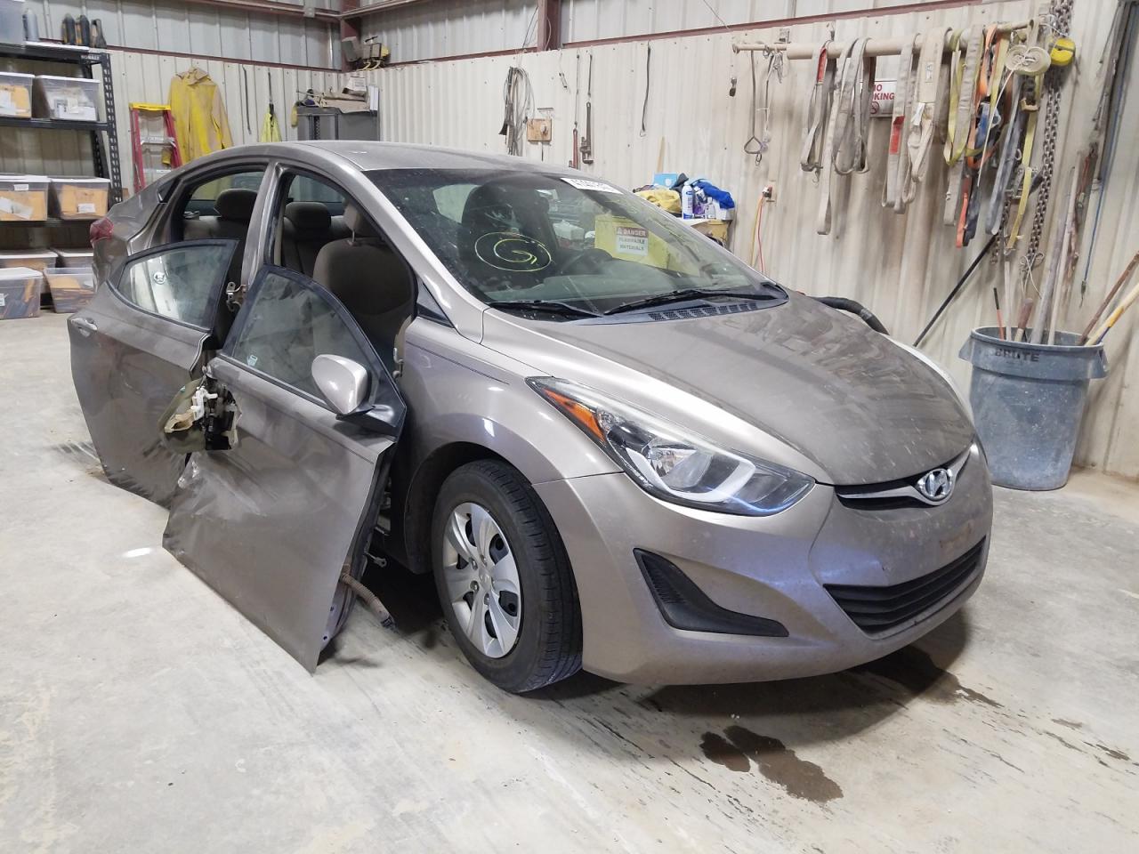 HYUNDAI ELANTRA SE 2016 with VIN 5NPDH4AE2GH781208 - Photo from auction