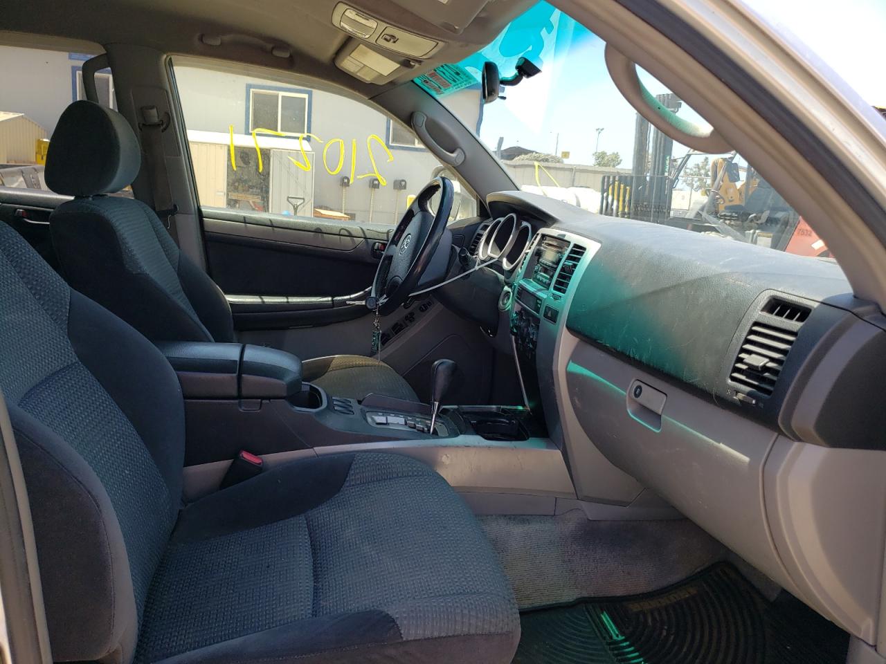 Photo 5 from auction – 2005 TOYOTA 4RUNNER SR with VIN JTEZU14R050044058
