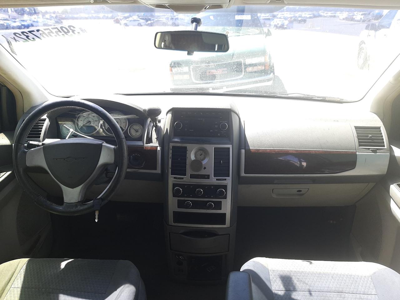 Photo 9 from auction – 2010 CHRYSLER TOWN & COU with VIN 2A4RR5D15AR289181