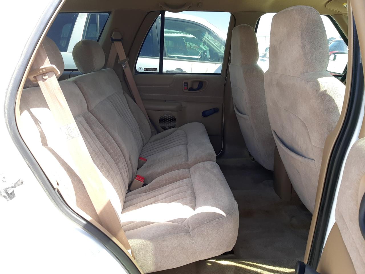 Photo 6 from auction – 2002 CHEVROLET BLAZER with VIN 1GNCS13W42K140726