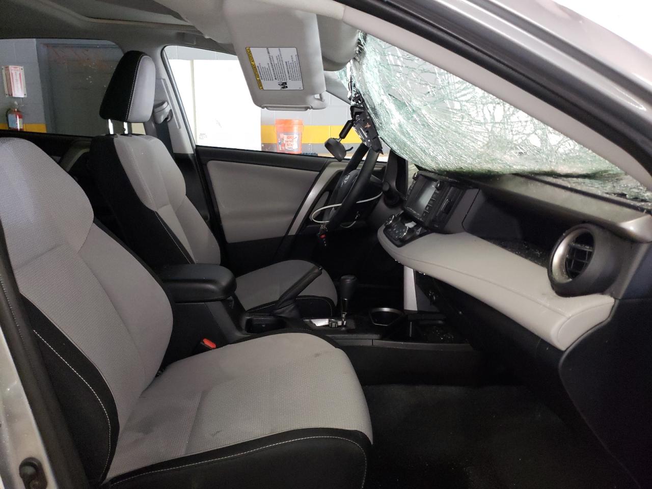 Photo 5 from auction – 2017 TOYOTA RAV4 XLE with VIN 2T3WFREV9HW384529