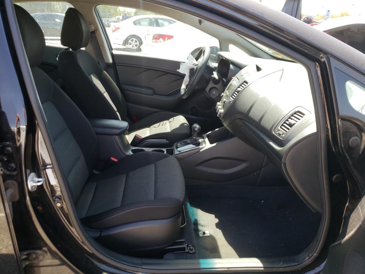 Photo 5 from auction – 2017 KIA FORTE LX with VIN 3KPFK4A70HE065716