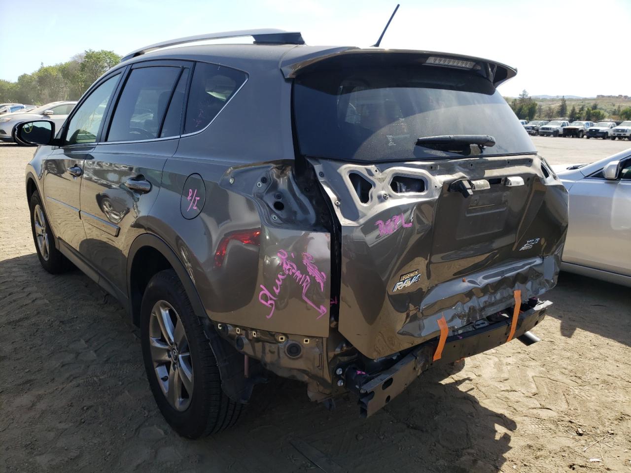 Photo 3 from auction – 2015 TOYOTA RAV4 XLE with VIN JTMRFREV7FD129708