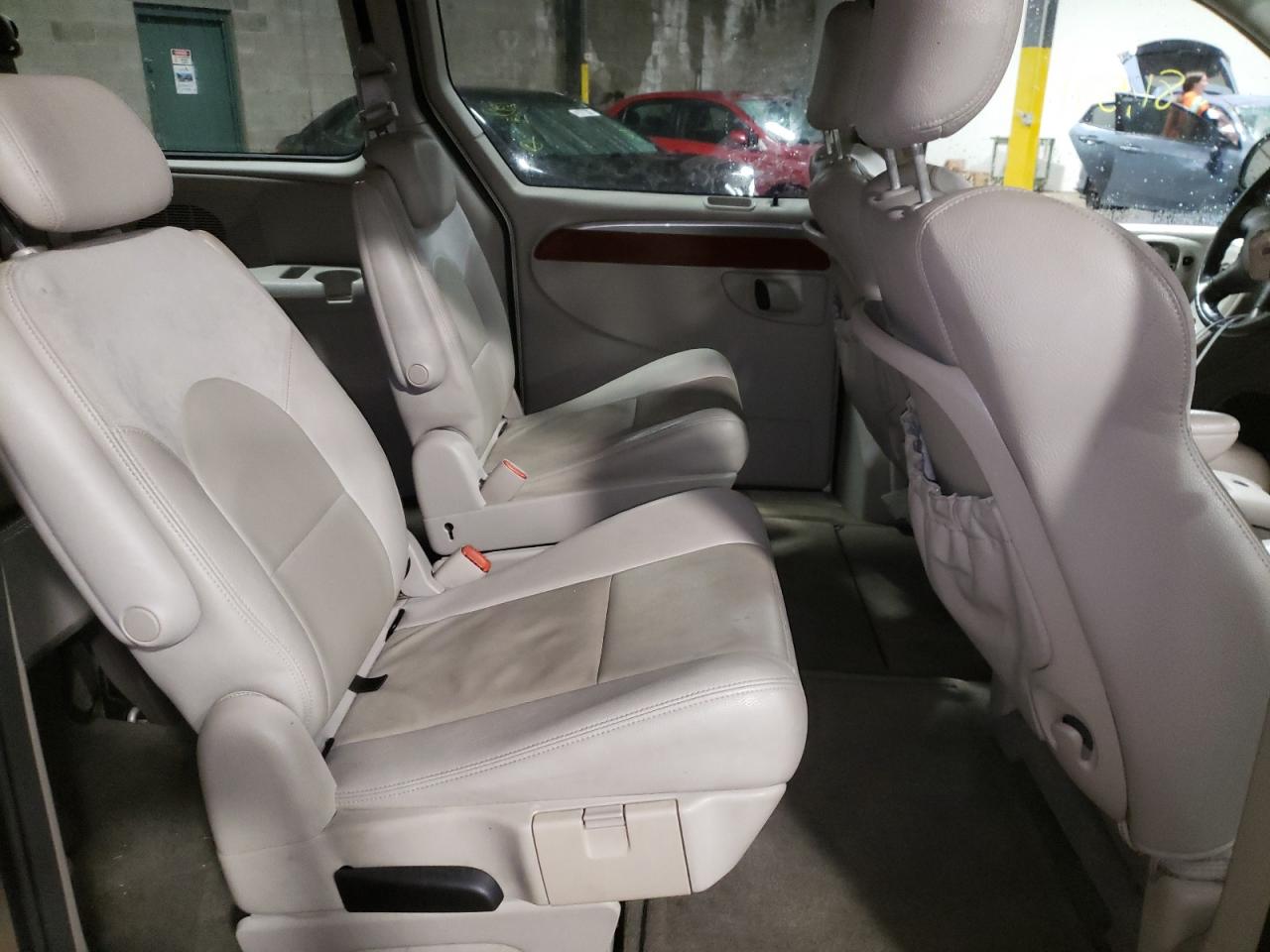 Photo 6 from auction – 2006 CHRYSLER TOWN & COU with VIN 2A4GP64L16R683904